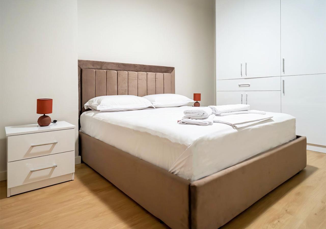 Home Inn Apartment Near City Center Tirana Exteriör bild