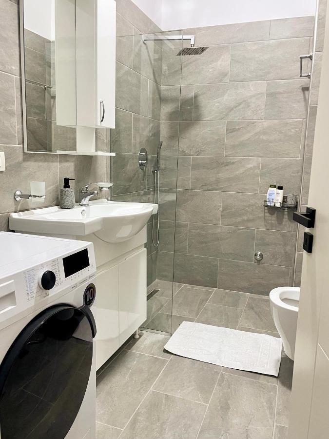 Home Inn Apartment Near City Center Tirana Exteriör bild